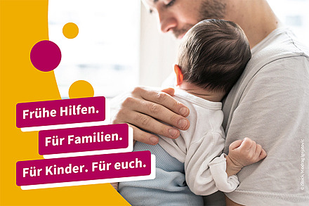 Starke Motive und Botschaften sollen Frühe Hilfen bekannter machen. Ein Vater hält sein Baby auf dem Arm. Text: Frühe Hilfen. Für Familien. Für Kinder. Für euch.