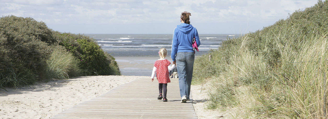 Mutter und Tochter auf dem Weg zum Strand 