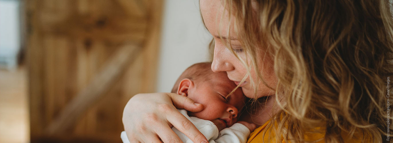 Eine Mutter hält ihr Baby auf dem Arm