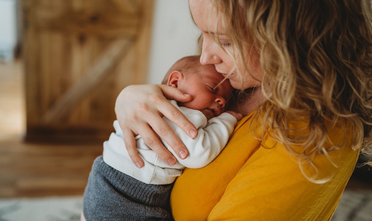 Eine Mutter hält ihr Baby auf dem Arm